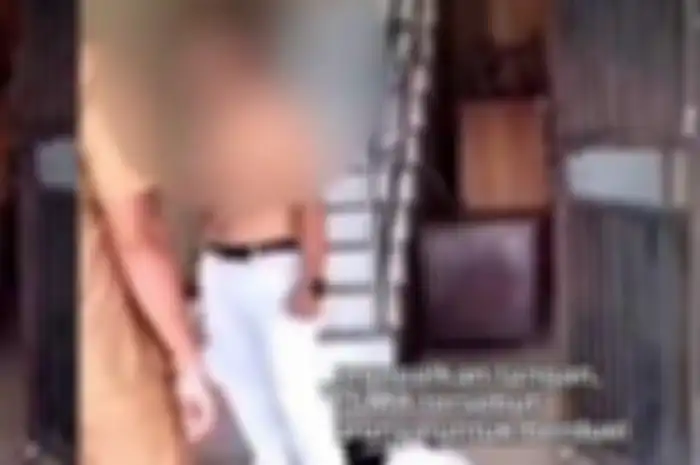 Viral siswa SMA di Kecamatan Dusun Selatan, Kabupaten Barito Selatan, Kalimantan Tengah tantang sang guru berkelahi karena masalah seragam. 