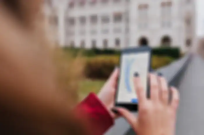 Wanita pergoki pacar selingkuh lewat Google Street.