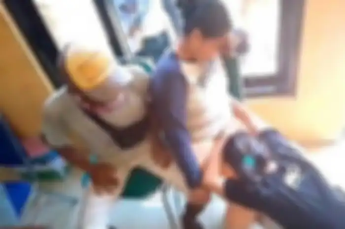 Ibu menangis lihat anaknya diciduk Satpol PP karena kepergok berada di kamar kos dengan pacarnya