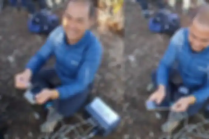 Viral pria di Gunung Gede Jabar tawarkan jasa charger hp untuk pendaki.