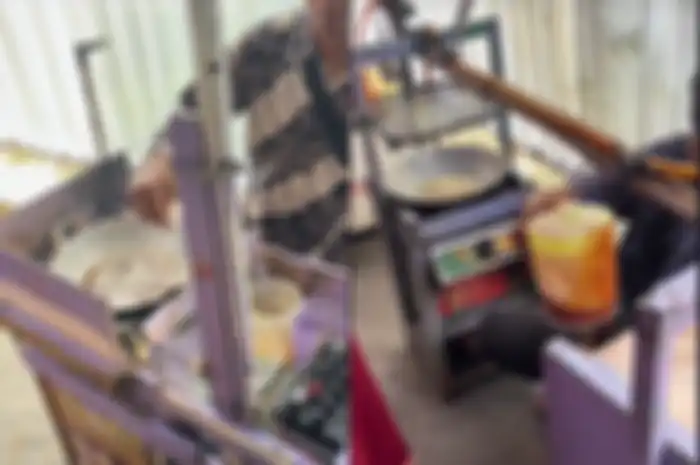 Pernikahan unik, mempelai pengantin sajikan jajanan SD sebagai jamuan.