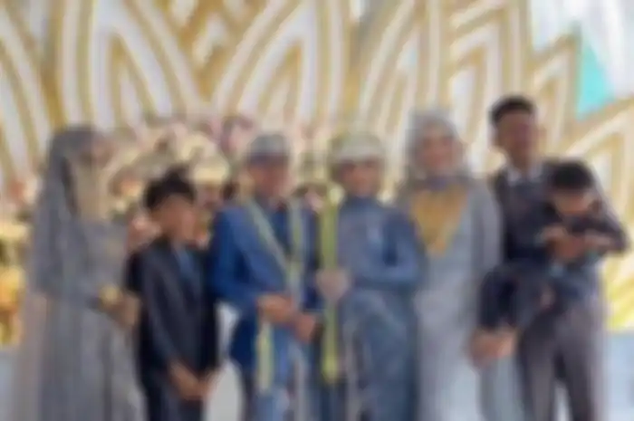 Viral penampilan calon mertua dan kakak ipar seorang pengantin perempuan dalam acara resepsi pernikahan di Cigondewah, Bandung bertabur emas. 