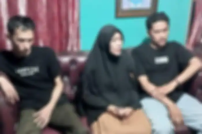 Mimin Mintarsih bersama kedua anaknya saat ditemui di rumahnya, Kamis (19/10/2023). 