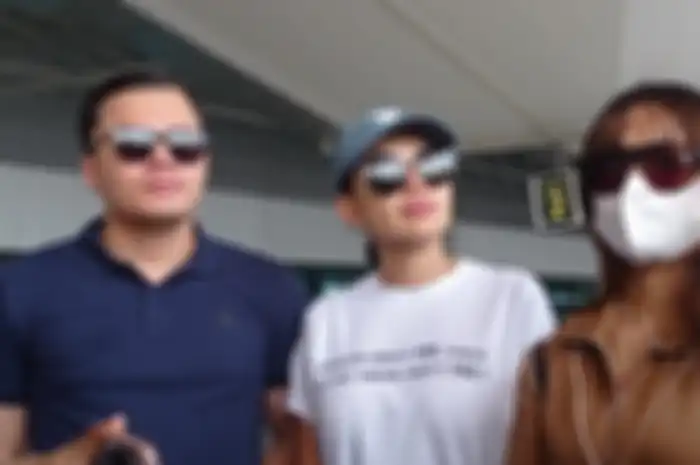 Nikita Mirzani dan Fuji ditemui di Terminal 3 Bandara Soekarno - Hatta, Banten, Selasa (7/11/2023).