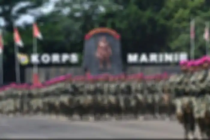 Prajurit Marinir melakukan defile saat Upacara Sertijab Komandan Korps Marinir (Dankormar) di Lapangan Apel Bhumi Marinir Cilandak, Jakarta Selatan, Kamis (27/12/2018).