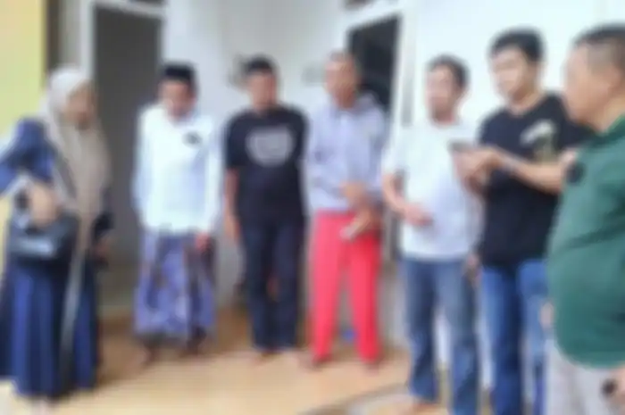 Enuh tampak bahagia saat dijemput teman-temannya semasa kuliah 