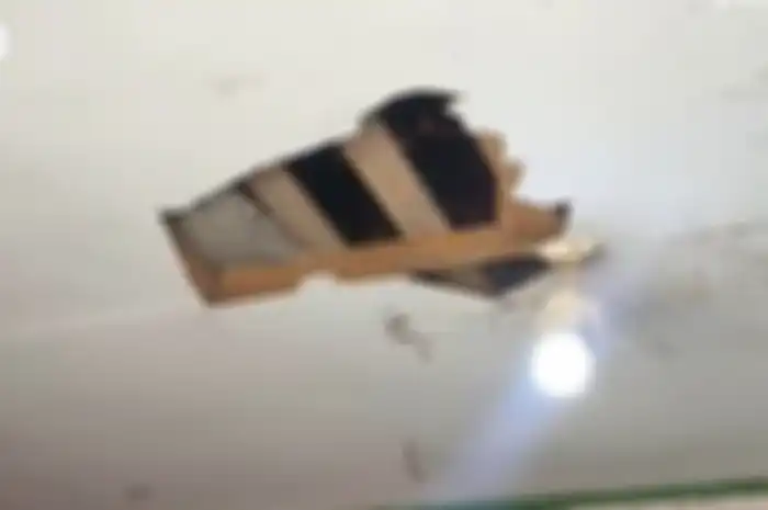 Penampakan plafon yang dijebol maling. Namun, si maling tersangkut di plafon kios yang hendak ia incar. Peristiwa ini terjadi di Desa Kempek, Kecamatan Gempol, Kabupaten Cirebon, Jawa Barat, Rabu (8/11/2023) dini hari.