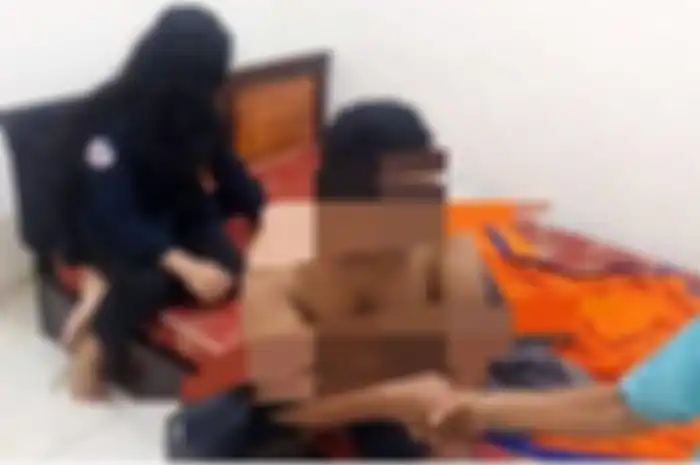Kepala Desa Pattongko yang bernama Ahmad Rusdi kepergok berduaan dengan wanita di kos-kosan dan berada di wilayah Kecamatan Tellulimpoe, Sinjai. 