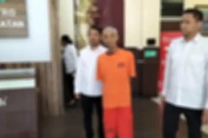 Lansia berinisial FW (81) yang memperkosa remaja berusia 16 tahun saat ditunjukkan di Mapolres Metro Jakarta Senin (13/11/2023).
