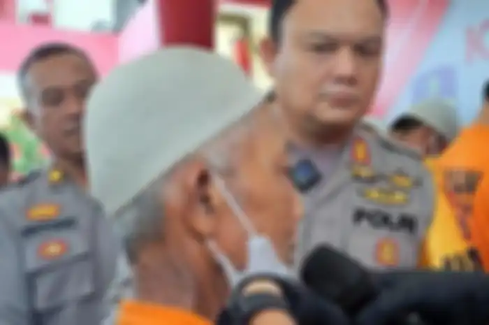 Pelaku pembunuhan terhadap istri saat berada di Polres Blitar, Rabu (8/11/2023).