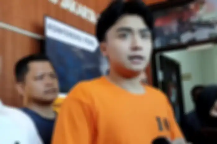 Leon Dozan mengenakan baju tahanan saat konferensi pers di Mapolres Metro Jakarta Pusat, Jumat (17/11/2023)