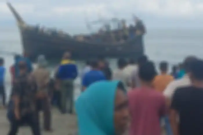 Pengungsi Rohingya saat pertama kali datang menggunakan kapal ke Aceh