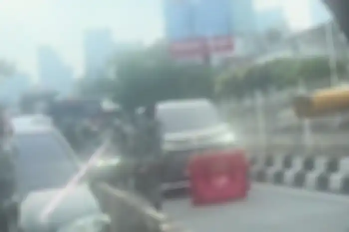 aksi anggota TNI gagalkan aksi mobil mewah yang nekat lewat jalur busway Transjakarta