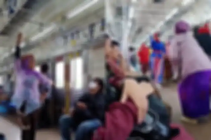 Video emak-emak fashion show di KRL viral di TikTok.