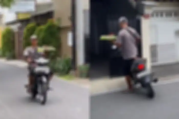 Skill penjual mi ayam bawa pesanan sambil naik motor viral di TikTok