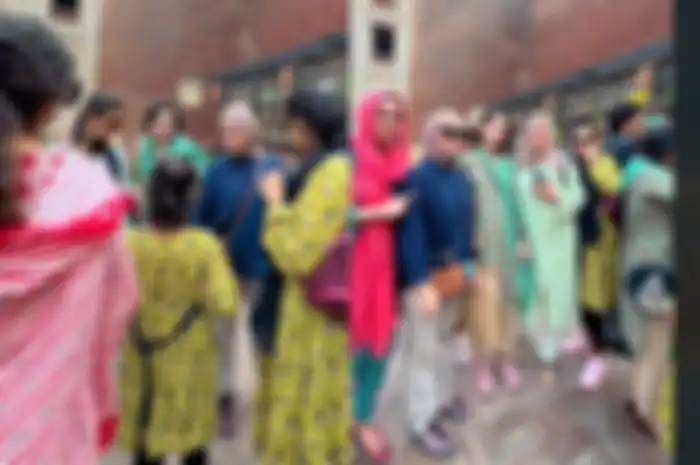 Wisatawan Indonesia bak artis diajak foto bersama saat liburan ke Pakistan
