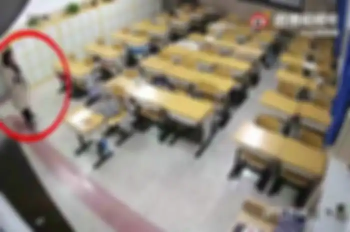 Ibu guru terekam mengajar tanpa murid di malam hari.