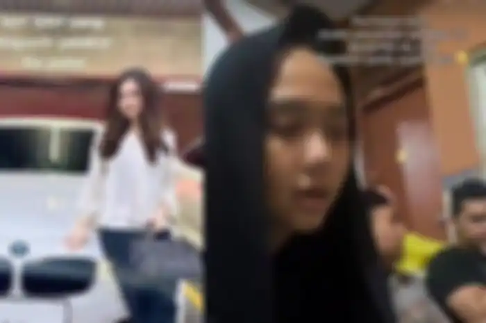 Pengusaha wanita di Bekasi bernama Aina Aziz Lutfiani mengungkapkan pertemuan dengan orangtuanya pelakor D. Diketahui D merupakan karyawan di perusahaan milik Aina Aziz Lutfiani dan suaminya Sefria Hotman.