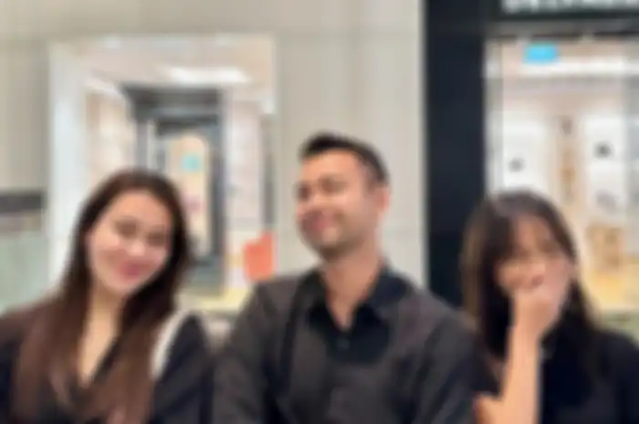 Fuji dan Aaliyah Massaid foto bareng Raffi Ahmad