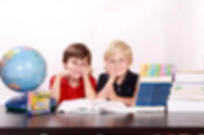 Bukan hanya sesuai kebutuhan, memilih hadiah untuk anak sekolah juga bisa disesuaikan tema dengan kesukaannya.