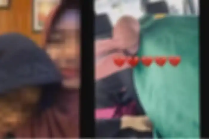 Video viral yang memperlihatkan detik-detik seorang ibu meninggal dunia di pelukan anak perempuannya.