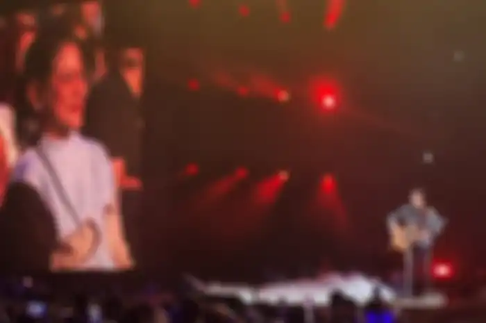 Ariel NOAH nyanyikan lagu untuk Iriana Jokowi di konser The Great Journey of NOAH, di Beach City International Stadium, Jakarta, Minggu (3/12/2023).