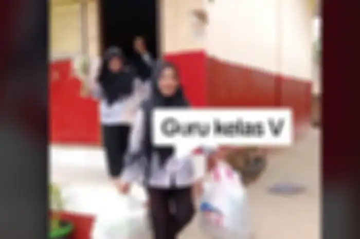 Guru dapat banyak bingkisan dari murid