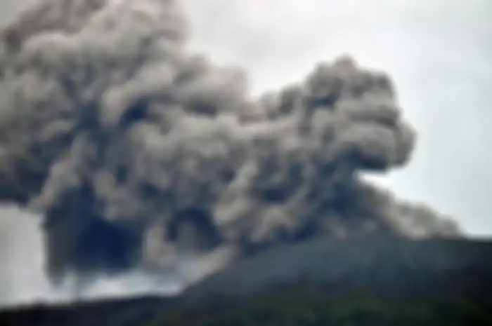 Gunung Marapi yang mengeluarkan abu vulkanik terlihat dari Nagari Batu Palano, Agam, Sumatera Barat, Senin (4/12/2023).