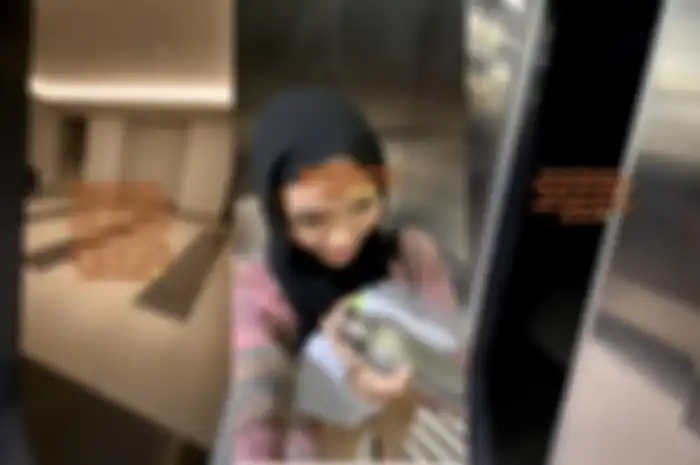 Kisah mistis seorang mahasiswi naik lift sendirian di kampus.