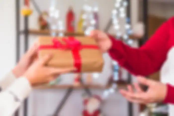 Memberi hadiah untuk guru di Hari Natal menjadi bentuk apresiasi atas jasanya selama ini.
