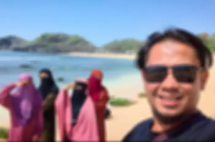 Ruhy bersama keempat istrinya.