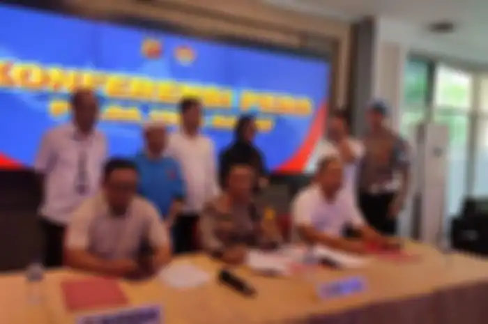 Pelaku utama dalam kasus pembunuhan ibu dan anak di Kabupaten Subang, Yosep, dihadirkan dalam ungkap kasus di Mapolda Jabar, Rabu (6/12/2023).