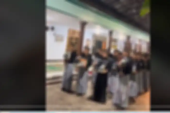 Viral di media sosial momen seserahan untuk calon pengantin pria di Kediri. Ratusan santri berjejer dan membawa barang yang tampak mewah. 
