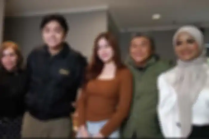 Rinoa Aurora Senduk dan Leon Dozan berfoto bersama keluarga usai jumpa pers soal kebebasan anak Willy Dozan dan Betharia Sonata ini kawasan Lebak Bulus, Jakarta Selatan, Sabtu (9/12/2023) malam. 