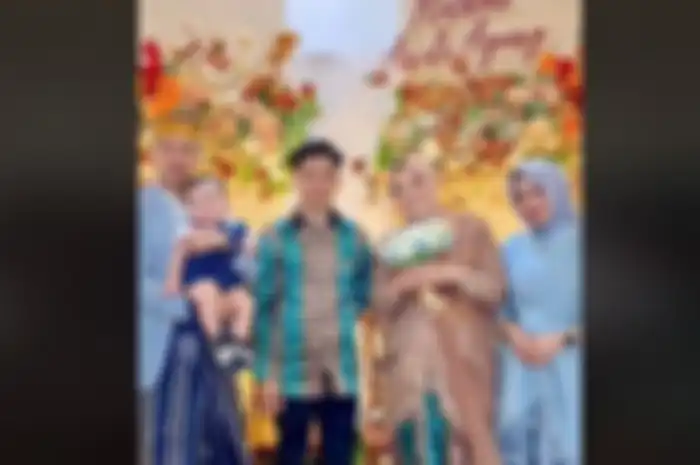 Viral pemuda di Makassar nikahi tante sendiri. 