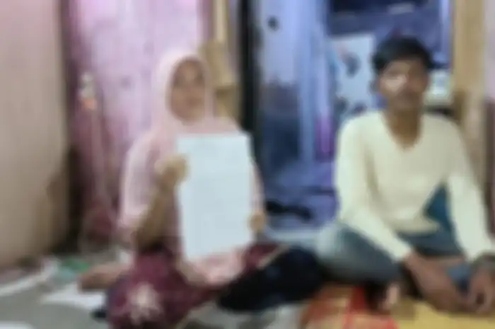 Rosehah (kiri), istri Muhyani, berharap agar suaminya dibebaskan, Selasa (12/12/2023). 