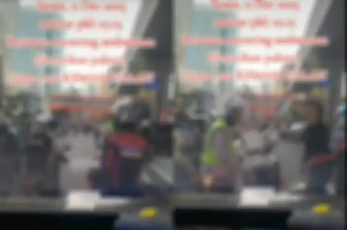Relawan ambulans dihentikan paksa oleh polisi, videonya viral.