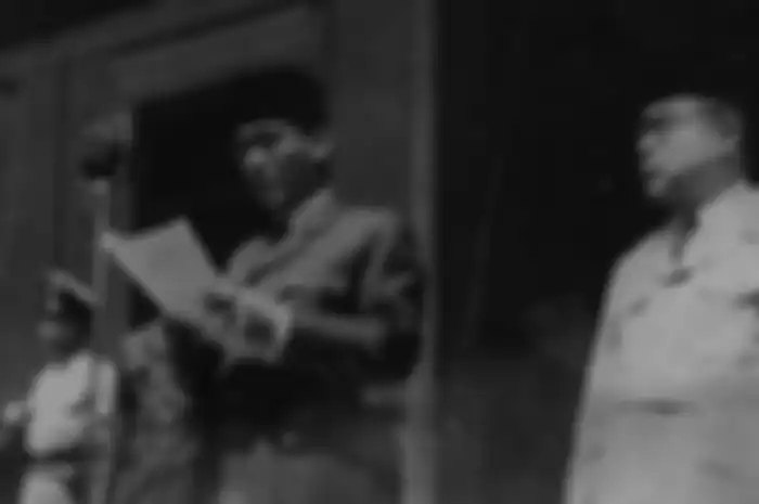 Ir Soekarno saat membacakan Proklamasi Kemerdekaan pada 17 Agustus 1945. 