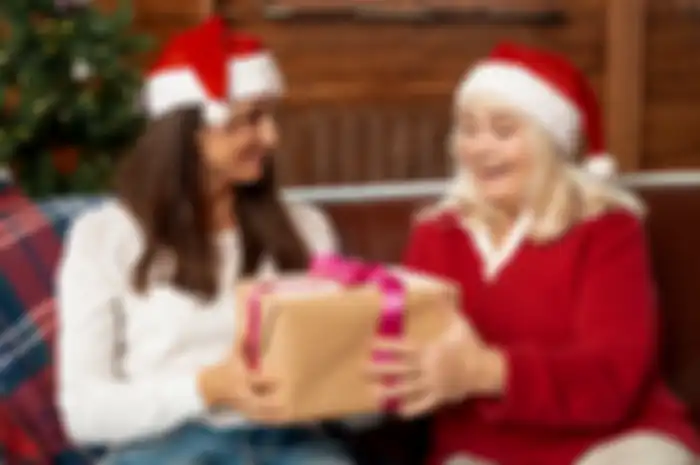 Memberi hadiah untuk nenek di momen Natal menjadi salah satu cara untuk menunjukkan kasih sayang kepadanya.