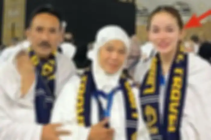 Potret Jessica Rinrada atau Jeje saat umrah, kenakan baju ihram laki-laki. 