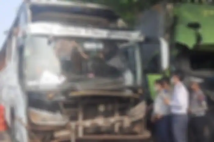 Kepolisian melakukan pengecekan bus Handoyo yang alami kecelakaan maut di Kilometer (Km) 72 Tol Cikopo-Palimanan (Cipali), wilayah Kabupaten Purwakarta, Jawa Barat pada Sabtu (16/12/2023). 