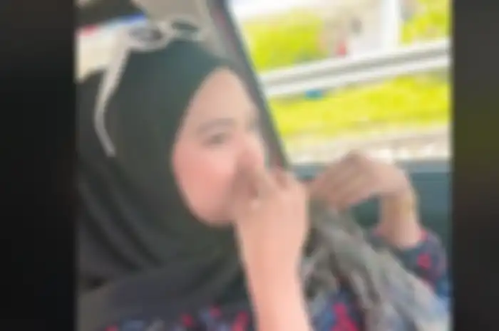 Gadis Pamer Bantal Buluk Viral di TikTok
