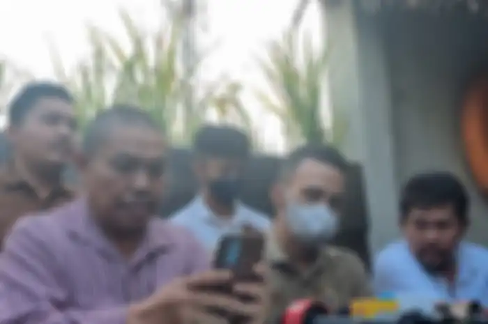 Attila Syach saat konferensi pers di kawasan Condet, Jakarta Timur, Minggu (17/12/2023)