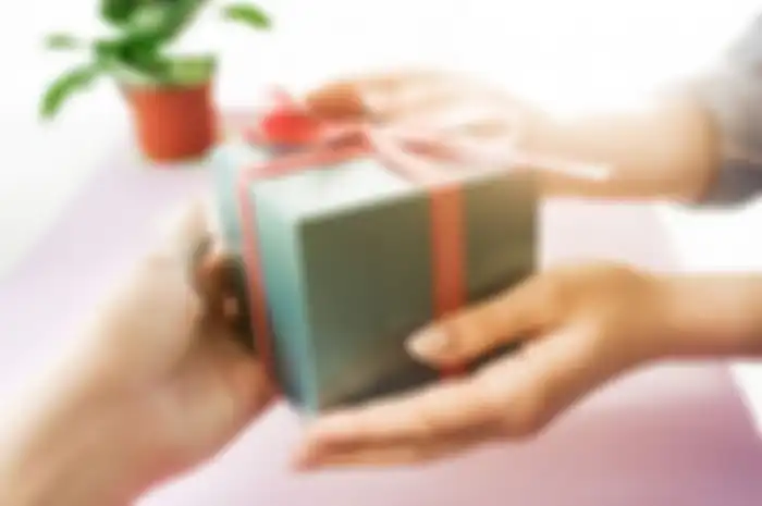 Ide hadiah saat ketemu calon mertua alias camer