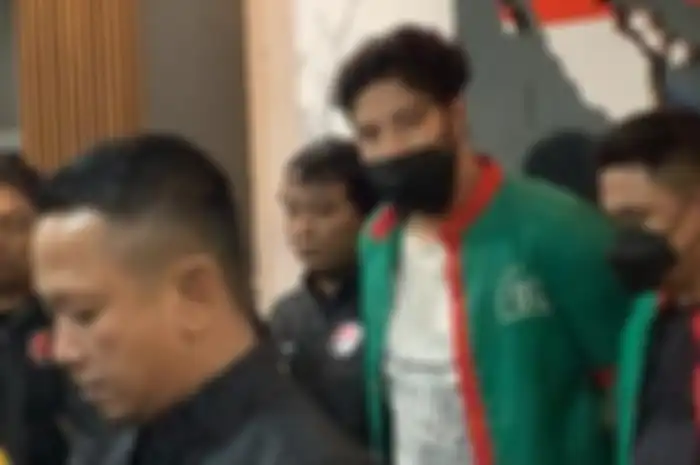 Ammar Zoni ketika dihadirkan dalam rilis kasus narkoba untuk ketiga kalinya di Polres Metro Jakarta Barat, Jumat (15/12/2023)