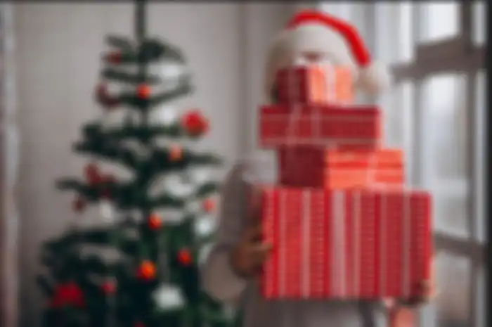 Ilustrasi memberikan kado Natal