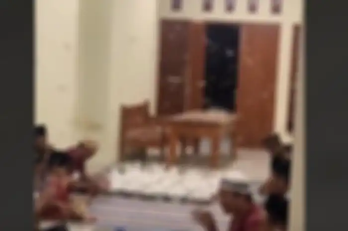 Ribuan laron menyerbu acara tahlilan warga di kawasan Turusgede, Rembang, Jawa Tengah. Jemaah kelimpungan.  