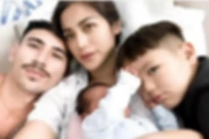 Putra bungsu Jessica Iskandar yang baru berusia 1 tahun menderita infeksi kelenjar getah bening atau limfadenitis