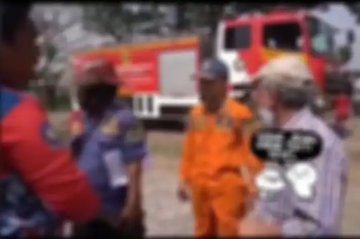Petugas damkar diprotes pemilik ruko lantaran dinilai terlambat datang ke lokasi kebakaran.