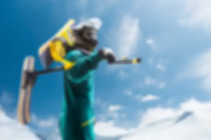 Inspirasi hadiah menarik untuk sahabat yang hobi snowboarding.